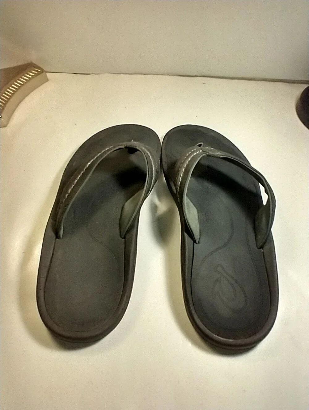 OluKai Hokua Black Flip Flop Sandals Men's sz 12